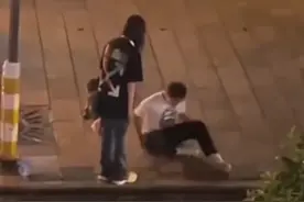 云南一“痴情男孩”街头下跪哭求复合？当事人和家属讲述隐情图片