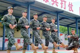 图说│轻便、透气、伪装性能更强，上海武警试穿21式作训服图片