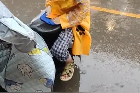 暖宝宝！母子俩冒雨买菜，9岁小暖男用衣服为妈妈擦车座图片