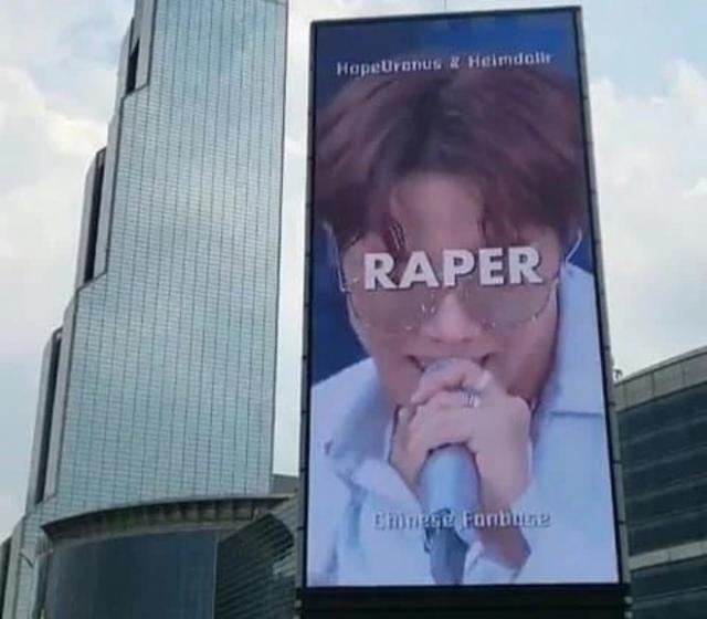 韩媒：中国粉丝为BTS成员应援，投放的广告却把“Rapper”拼成“Raper”