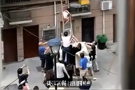 居民楼突发大火，兄妹俩被困！20多名热心邻居接力救援图片