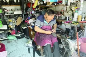 沈家门泗湾有位修鞋师傅，坚持20余年干这行，用歌声治愈心灵图片