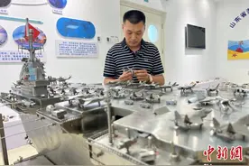 三年磨一“舰”：烟台男子造出“不锈钢航母”图片