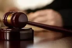 夏天穿短裤上班被开除！法院：公司违法！除非……图片