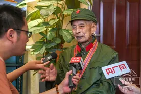 强国复兴有我·寻访老兵足迹丨老兵韩玉良：两次荣立一等功 子弹为他留下了特殊的“酒窝”图片