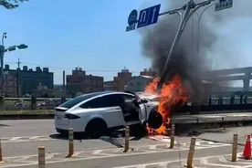 林志颖开特斯拉出车祸，车烧没一半！网友：专业赛车手也驾驭不住？图片