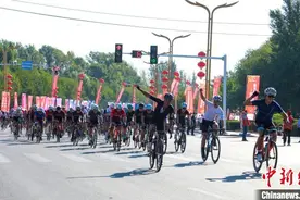 时隔两年新疆环赛里木湖公路自行车赛再次鸣枪图片