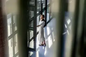 看到孩子们渴望的眼神，她提了一个特殊申请图片