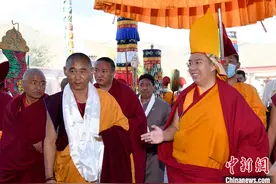 讲经传法、了解民生 班禅在西藏山南开展礼佛及社会活动图片