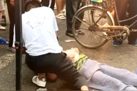 跪地救人后悄悄离开的帅小伙找到了图片