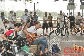 广州街头老年乐队演出十年有余 架势十足粉丝不少图片