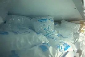 “买啥都要带点冰”，上海一街边小店外卖月售一吨冰图片