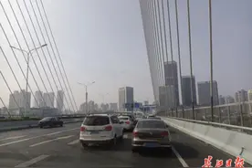 车辆在匝道口你争我抢，市民建议设置交替通行标识，记者现场一探究竟图片
