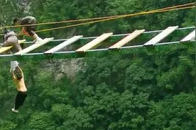 恩施地心谷有游客从悬空吊桥坠落，景区：人无大碍，涉事项目“步步惊心”临时关闭