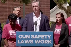 美国加州和得州杠上了：你严管堕胎，我加强控枪图片