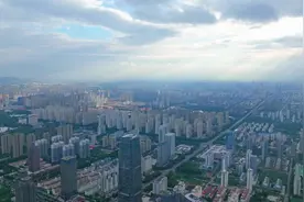 光是什么形状？傍晚日照天空出现“丁达尔效应”图片