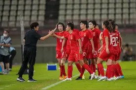这位“00后”女孩，有球技有颜值还能进球，中、日女足26日争东亚杯冠军图片