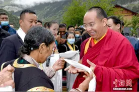 班禅看望卓嘎、央宗姐妹：守护边疆是伟大的事情图片