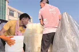 制冰工人“冰火两重天”图片