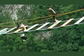 天津蓟州通报游客游玩“步步惊心”项目坠亡：救助过程中坠落视频封面