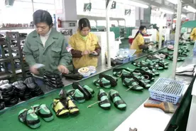 《足迹》里的故事丨​脱鞋、脱袜，他亲自体验脚形图像采集设备图片