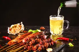 夏天大排档吃烧烤，为什么扎啤比瓶装啤酒喝着更过瘾？图片