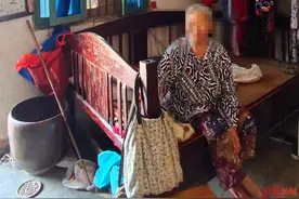 留守老人家中装监控拍下小偷行窃全程 家人：在外打工无力尽孝，本想“监控”老人起居生活图片