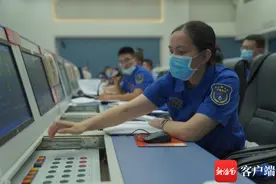 文昌发射场第一位按下“点火”按钮的女航天人图片