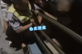 “兄弟，你跳下去就什么都没了！”男子跳桥瞬间，民警飞奔上前将其抱住图片