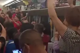 请问老法师 | 老年团自带音响嗨翻列车厢，同车者如何“自救”？图片