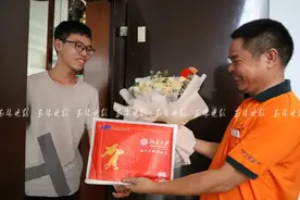 儿子被北大录取！玉林这位邮递员父亲，亲手送上通知书图片