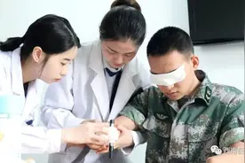 “下半辈子我就是你的手你的眼！”当杜富国摘下墨镜……图片