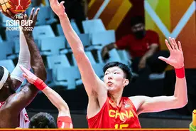 周琦：世预赛前有压力 因生病从内到外有很大消耗图片