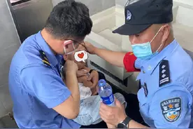 妈妈怕动车空调太冷，用被子把孩子捂至中暑图片