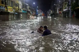 巴基斯坦卡拉奇暴雨 街头出现积水图片
