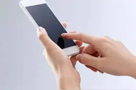 “你的手机我捡了，又丢了，赔你300元怎么样？”法院判了图片