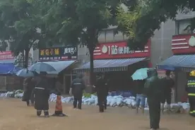 30秒 | 降雨量50毫米以上，四川米易城区大雨致部分沿街商铺被淹图片