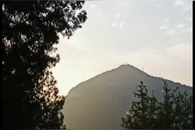 雨过天晴，山色更加青翠怡人，正对门的南山变得更加明净了图片