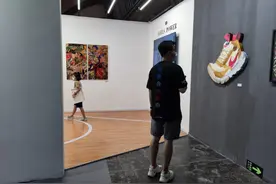 798沉浸式涂鸦展来了！市民化身“涂鸦人”体验喷涂乐趣图片