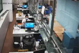 八旬老人在医院等候一小时 背后原因令人泪目图片