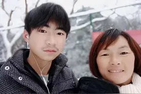 “帮妈妈在景区做保洁”男孩被北大录取，将入读北大经济学院图片