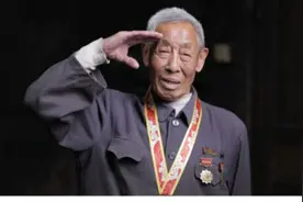 致敬！为这“针尖上的一滴水”；泪目！为这“迟到”70年的入党宣誓图片