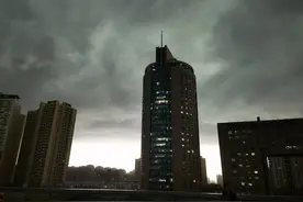 不到6点天黑了，郑州发布雷暴大风黄色预警信号图片