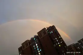 被暴雨挡住下班路的杭州人，遇见彩虹！网友：是小幸运没错了，就算很丧也被治愈图片