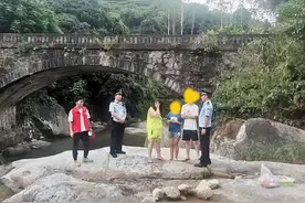 “野泳”危险！太平镇5人在山中野泳被巡逻民警教育劝离图片