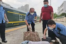 旅客突发急病 列车长紧急救援帮脱险图片