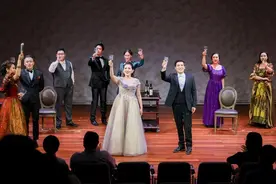 近距离品味歌剧，这版《茶花女》氛围感十足图片