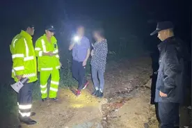 浙江临安一男子上山捉知了迷路，民警护送下山视频封面