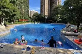 救生员玩手机、脱岗，水质未定期检测及公示，你去的游泳场馆安全吗？图片