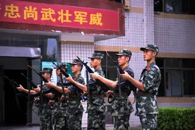 武警岳阳支队组织新兵开始专业训练图片
